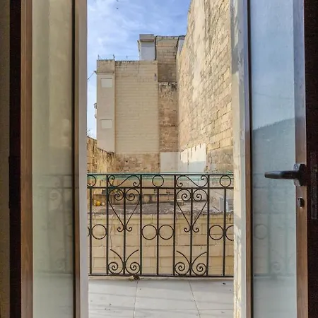 A Lovely, 1br With Lovely Views In By 360 Estates