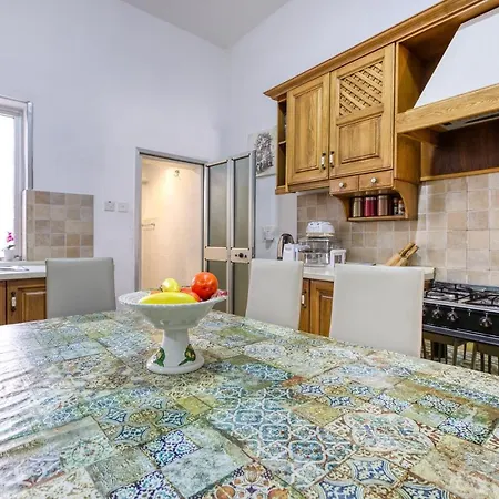 Lägenhet A Lovely, 1br With Lovely Views In By 360 Estates *