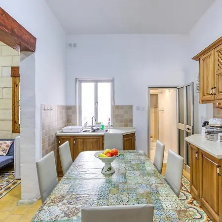 Lägenhet A Lovely, 1br With Lovely Views In By 360 Estates