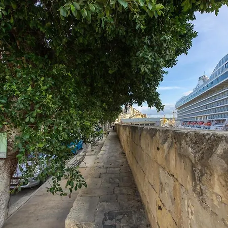 A Lovely, 1br With Lovely Views In By 360 Estates *