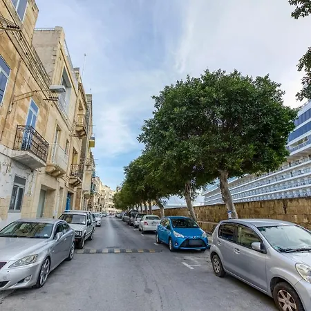 A Lovely, 1br With Lovely Views In By 360 Estates *